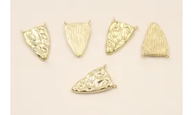 Colgante triangular 16*11*1,5 Baño Oro 18K-3 mic / Cuentas Metálicas de Baño Oro 3 Micras 18K