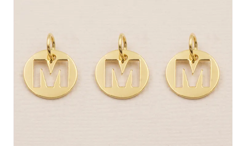 Colgante letra M 10mm Baño Oro 18K, 3Micras / Cuentas Metálicas de Baño Oro 3 Micras 18K