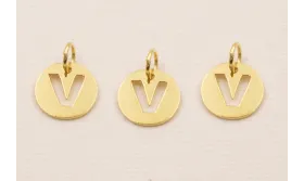 Colgante letra V 10mm Baño Oro 18K, 3Micras / Cuentas Metálicas de Baño Oro 3 Micras 18K