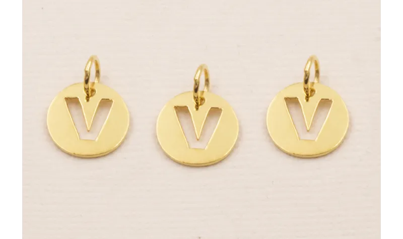 Colgante letra V 10mm Baño Oro 18K, 3Micras / Cuentas Metálicas de Baño Oro 3 Micras 18K
