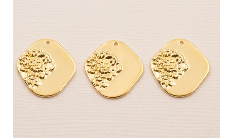 Colgante Rombo 18*16 Flor  Baño Oro 3M 18K