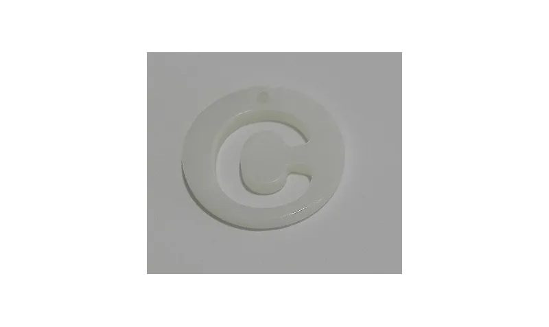 Letra calada 15mm Nacar C /Cuentas de  Nacar 