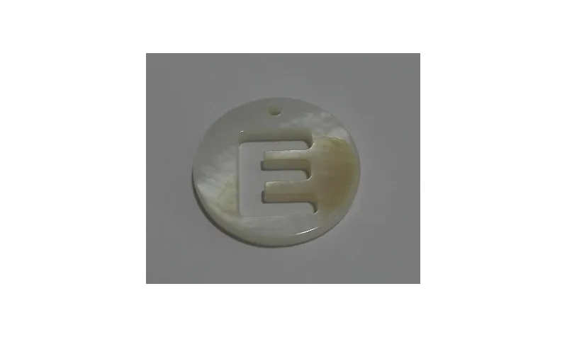 Letra calada 15mm Nacar E /Cuentas de  Nacar 
