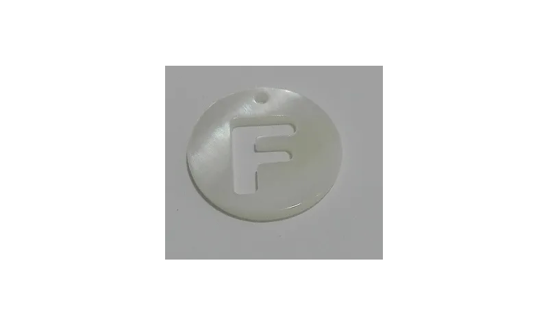 Letra calada 15mm Nacar F /Cuentas de  Nacar 