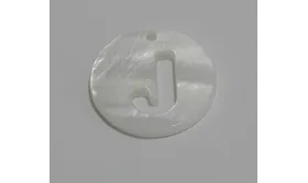 Letra calada 15mm Nacar J /Cuentas de  Nacar 