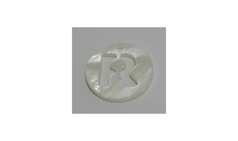 Letra calada 15mm Nacar R /Cuentas de  Nacar 