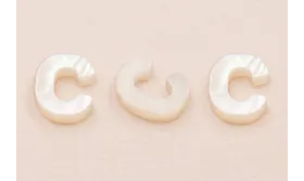 Letra Nacar C  10mm agujero horizontal superior /Cuentas de  Nacar 
