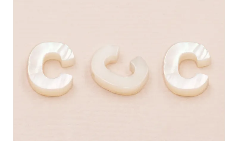 Letra Nacar C  10mm agujero horizontal superior /Cuentas de  Nacar 