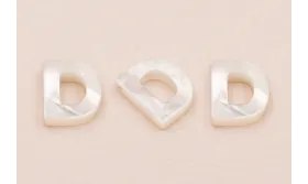 Letra Nacar D 10mm agujero horizontal superior /Cuentas de  Nacar 