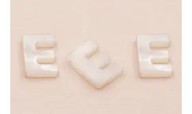 Letra Nacar E  10mm agujero horizontal superior /Cuentas de  Nacar 