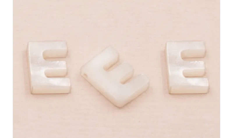 Letra Nacar E  10mm agujero horizontal superior /Cuentas de  Nacar 