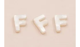 Letra Nacar F  10mm agujero horizontal superior /Cuentas de  Nacar 