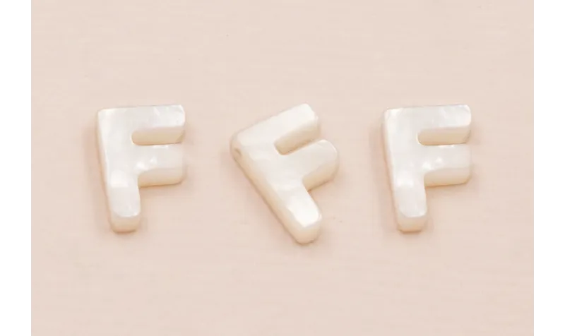 Letra Nacar F  10mm agujero horizontal superior /Cuentas de  Nacar 