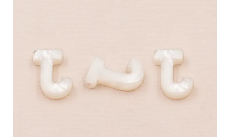 Letra Nacar J 10mm agujero horizontal superior /Cuentas de  Nacar 