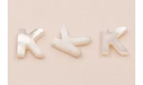 Letra Nacar K 10mm agujero horizontal superior /Cuentas de  Nacar 