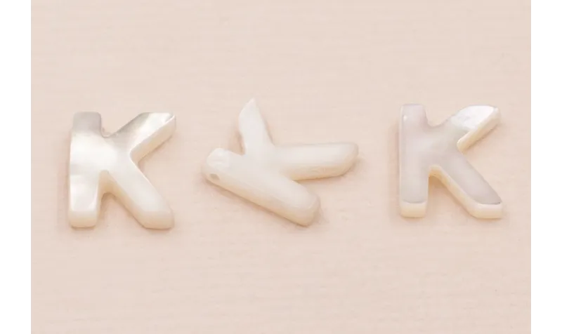 Letra Nacar K 10mm agujero horizontal superior /Cuentas de  Nacar 