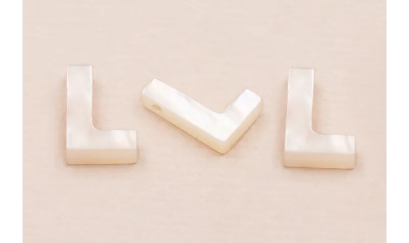 Letra Nacar L  10mm agujero horizontal superior /Cuentas de  Nacar 