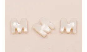 Letra Nacar M 10mm agujero horizontal superior /Cuentas de  Nacar 