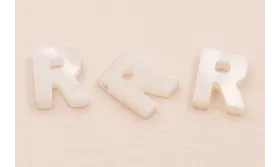 Letra Nacar R 10mm agujero horizontal superior /Cuentas de  Nacar 