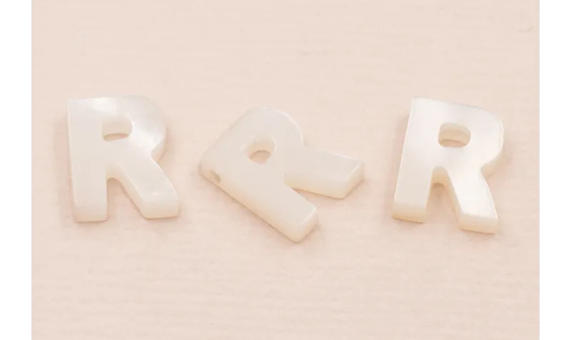 Letra Nacar R 10mm agujero horizontal superior /Cuentas de  Nacar 