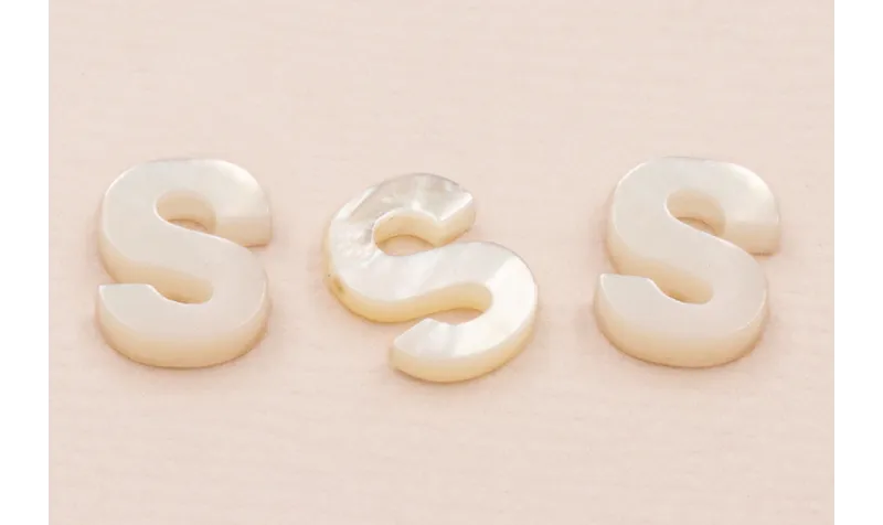 Letra Nacar S 10mm agujero horizontal superior /Cuentas de  Nacar 