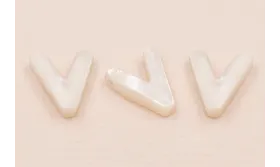 Letra Nacar V 10mm agujero horizontal superior /Cuentas de  Nacar 