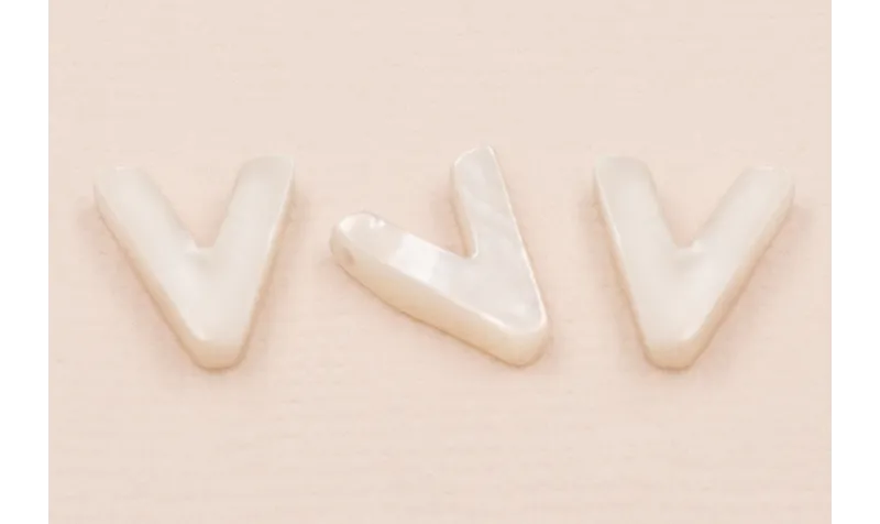 Letra Nacar V 10mm agujero horizontal superior /Cuentas de  Nacar 