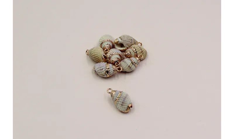 Caracola borde dorado 15*10mm con anilla /Cuentas de  Nacar 