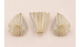 Flor Natural Campanilla con Resina 30*20 Gris  /Cuentas de  Nacar 