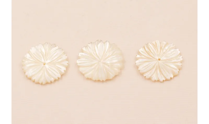 Flor Labrada Nacar de 25mm diámetro /Cuentas de  Nacar 