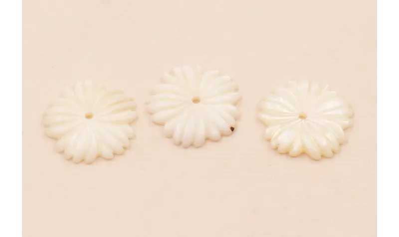 Flor Labrada Nacar de 17mm diámetro /Cuentas de  Nacar 