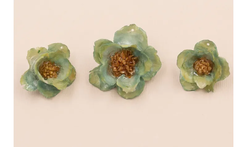 Flor Natural con Resina 30-35mm Color Turquesa /Cuentas de  Nacar 