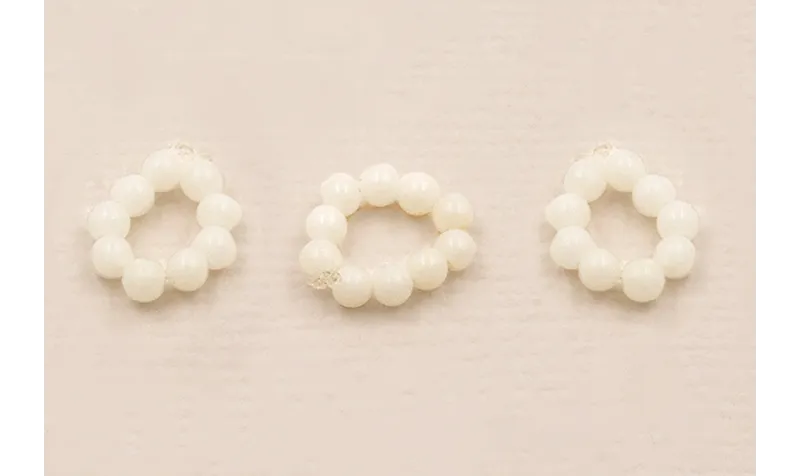 aro de 9 Bolas de Coral Blanco de 2mm.  CSP538-1