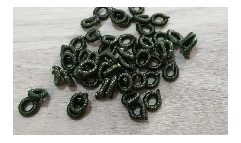 Aro Elástico 5mm. Agujero de 3mm. Verde Oscuro /Cuentas de  Tela 