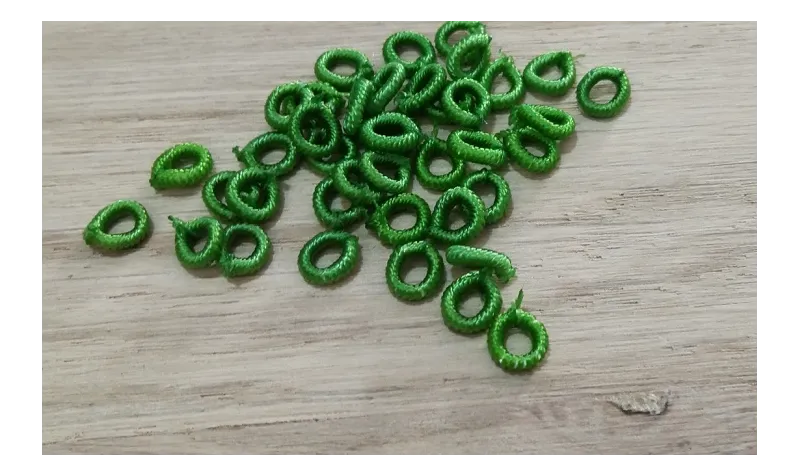 Aro Elástico 5mm. Agujero de 3mm. Verde /Cuentas de  Tela 