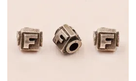 LETRA F 10*8mm / Cuentas Metálicas de Latón / Zamak