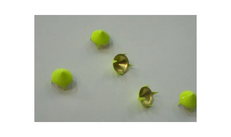 Tachuela cónica 10mm amarillo fluor / Cuentas Metálicas de Latón / Zamak