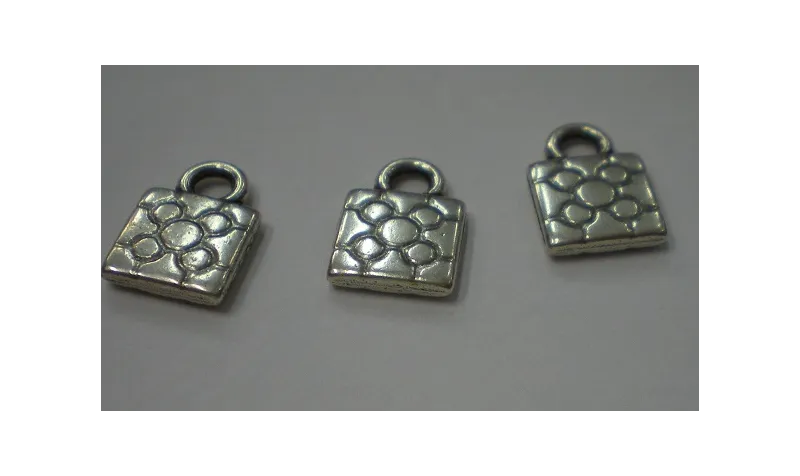 Colgante Baldosa Bilbao 8mm de lado / Cuentas Metálicas de Latón / Zamak