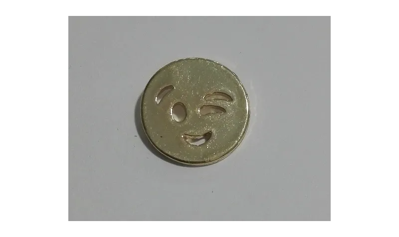Emoticono guiño colgante anilla 12mm Dorado / Cuentas Metálicas de Latón / Zamak