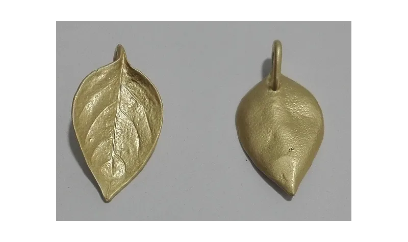 Colgante Hoja 21*11mm Oro Mate / Cuentas Metálicas de Latón / Zamak