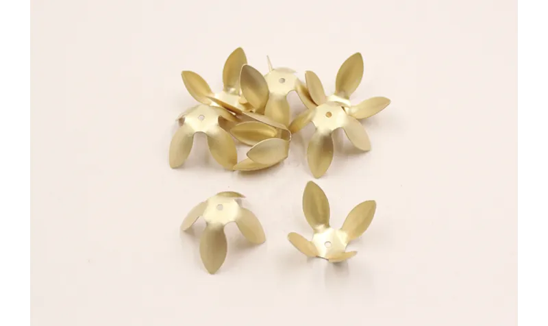 Flor abierta Dorado Mate 28mm diametro / Cuentas Metálicas de Latón / Zamak