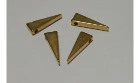 Colgante triángulo 6.7*19 oro mate / Cuentas Metálicas de Latón / Zamak