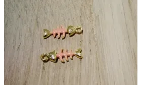 RColgante aspa pescado 16*6mm esmalte Rosa / Cuentas Metálicas de Latón / Zamak