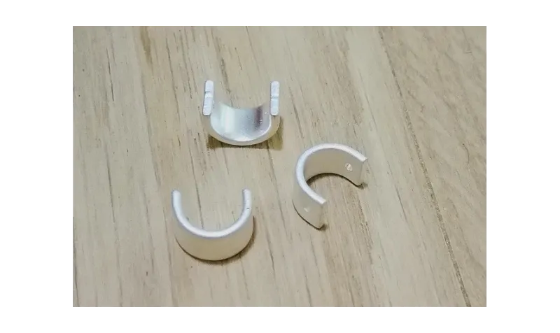 Pieza en U 8*6mm doble agujero Plata mate / Cuentas Metálicas de Latón / Zamak