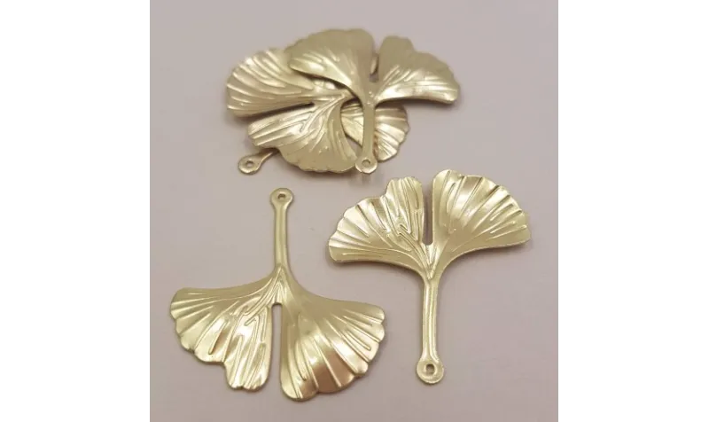 Colgante Hoja de Gingko 26*27mm Oro Mate / Cuentas Metálicas de Latón / Zamak