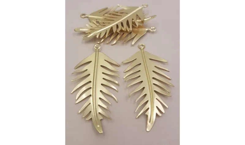 Colgante Hoja 50mm Oro Mate / Cuentas Metálicas de Latón / Zamak