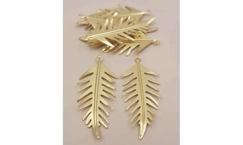 Colgante Hoja 35mm Oro Mate / Cuentas Metálicas de Latón / Zamak