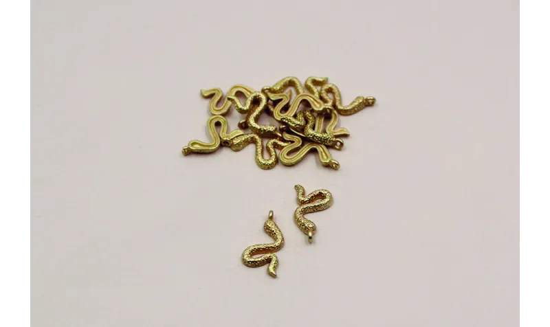 Colgante Culebra 16*9mm Oro Mate / Cuentas Metálicas de Latón / Zamak