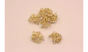 Cogante Coral 25*25*12mm Oro Mate Esmalte Blanco / Cuentas Metálicas de Latón / Zamak