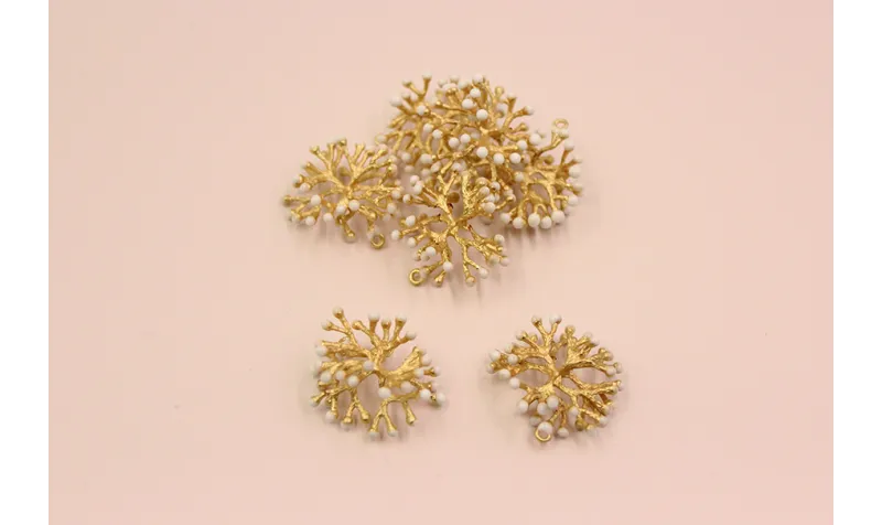 Cogante Coral 25*25*12mm Oro Mate Esmalte Blanco